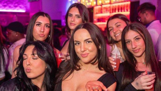 Kendisine parasıyla tututuğu köleyle her gün seks yapıyor
